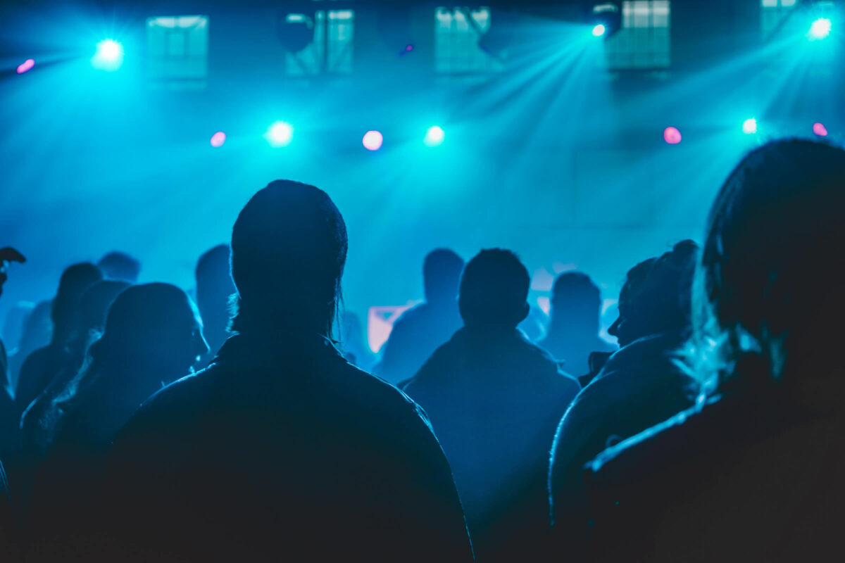Grasnapolsky plaats bij voorkeur een vuige act in een kleine zaal, met weinig afstand tussen artiest en publiek