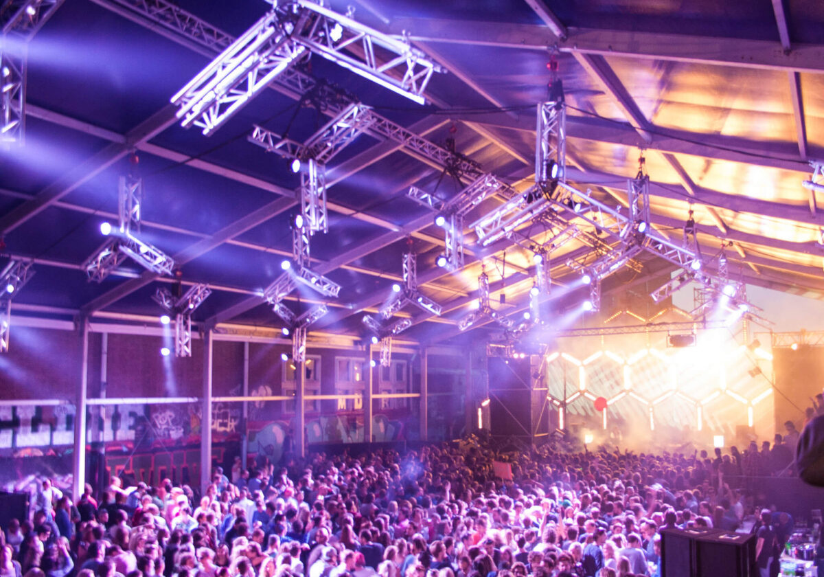 Het Amsterdamse festival DGTL maakt enorme indruk met geweldige shows, maar ook met hun innovatieve en duurzame aanpak van het event. Van stage design tot facilities en vegan catering.