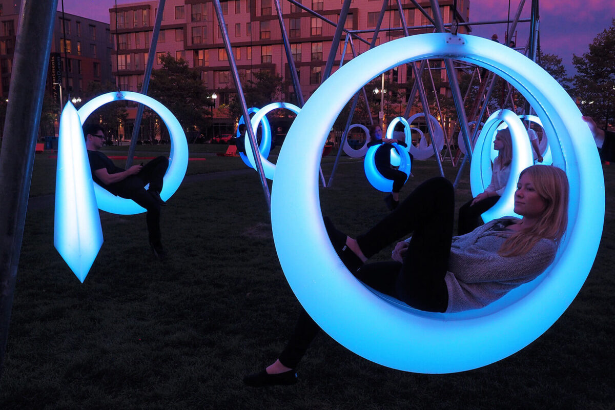 Ontspannen tijdens een event kan in deze verlichte LED swings van LED verhuur; een mooi voorbeeld van sfeervol en praktisch eventdesign