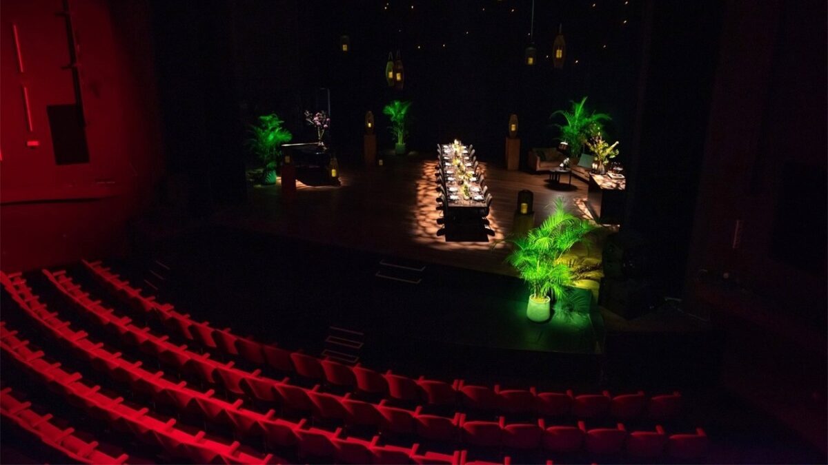 Theater - diner op het podium Gooiland