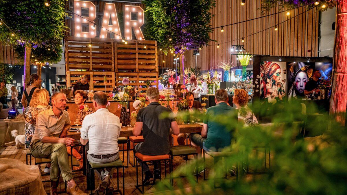 Ebben Inspyrium Eventlocatie bar met lange tafels - foto Eventpixels
