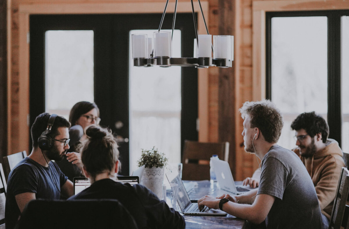 Een workation is een organische productieve en creatieve vorm van teambuilding