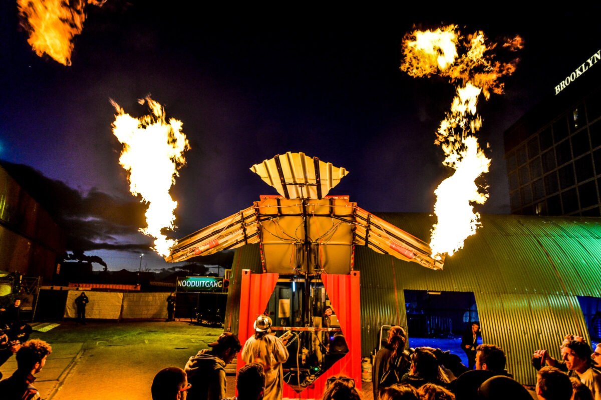 Kevin the container entertainer- beeld Photo-Company.nl