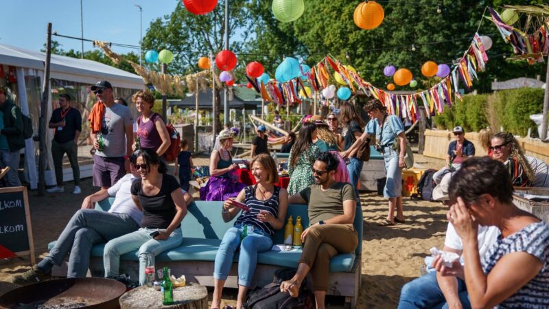 Up-Events-zomerfeest-met-loungebanken-en-slingers