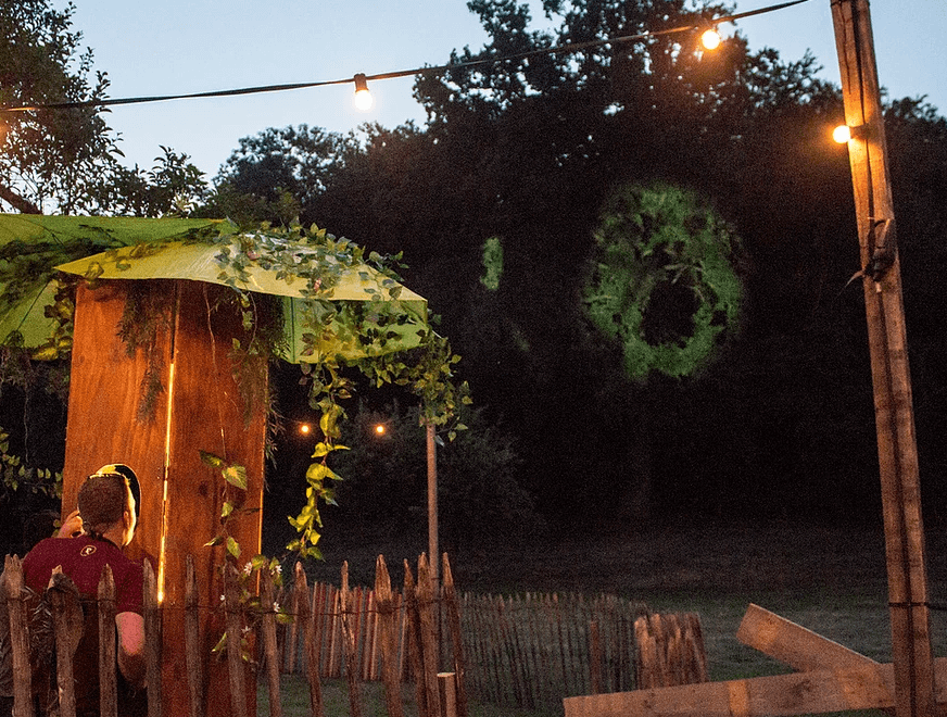 projectiemapping op bomen geactiveerd door bezoeker als unieke en natuurlijke vorm van stage en eventdesign