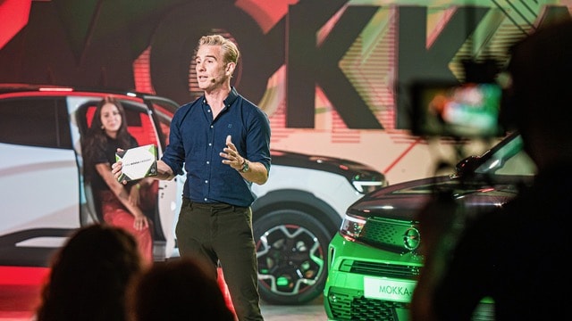Art Rooijakkers die presentatie geeft tijdens hybride event van Opel door Louder