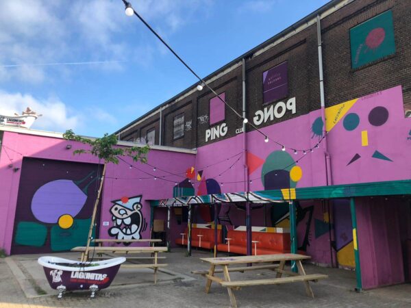 De Ping Pong Club is een café gevestigd in de loods en geeft het terrein extra karakter