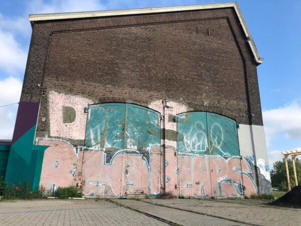 Het spoor leidt naar deze industriele loods waar je alle kanten mee op kunt