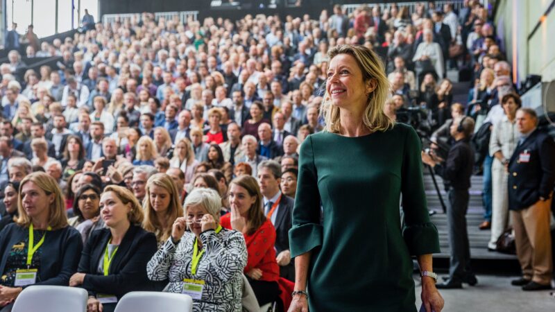 Publiek tijdens een event en presentatrice voor publiek - Obsession - foto Valerie Kuypers