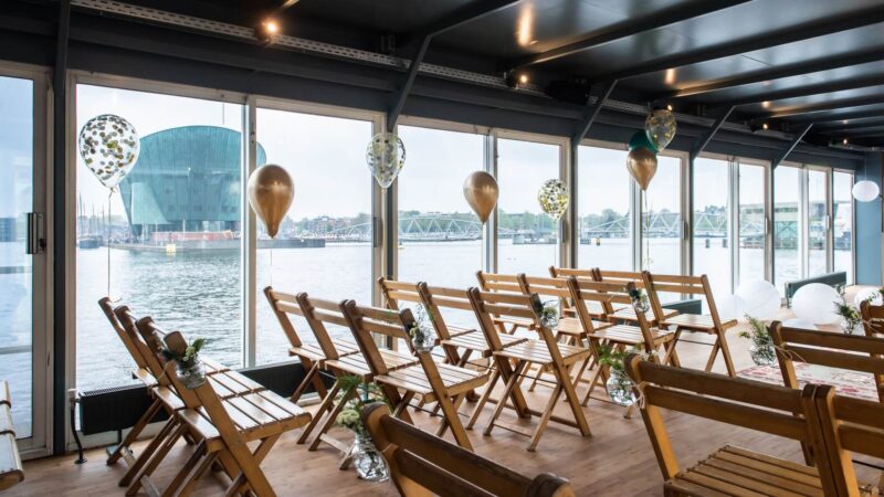 Vanuit Hannekes Boot heb je tijdens je event uitzicht over het IJ
