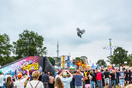 Zwarte Cross nodigt bezoekers uit onderdeel te zijn van deze motorcrossstunt