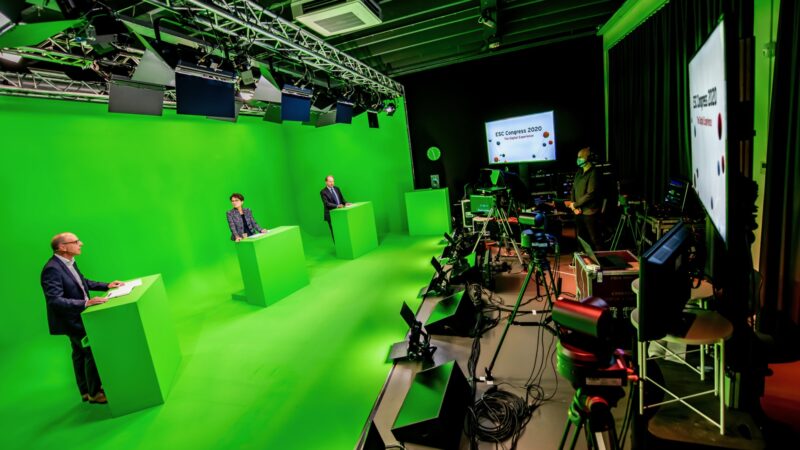 Regie en 3 mensen voor greenscreen tijdens online event (foto - Nico Alsemgeest)