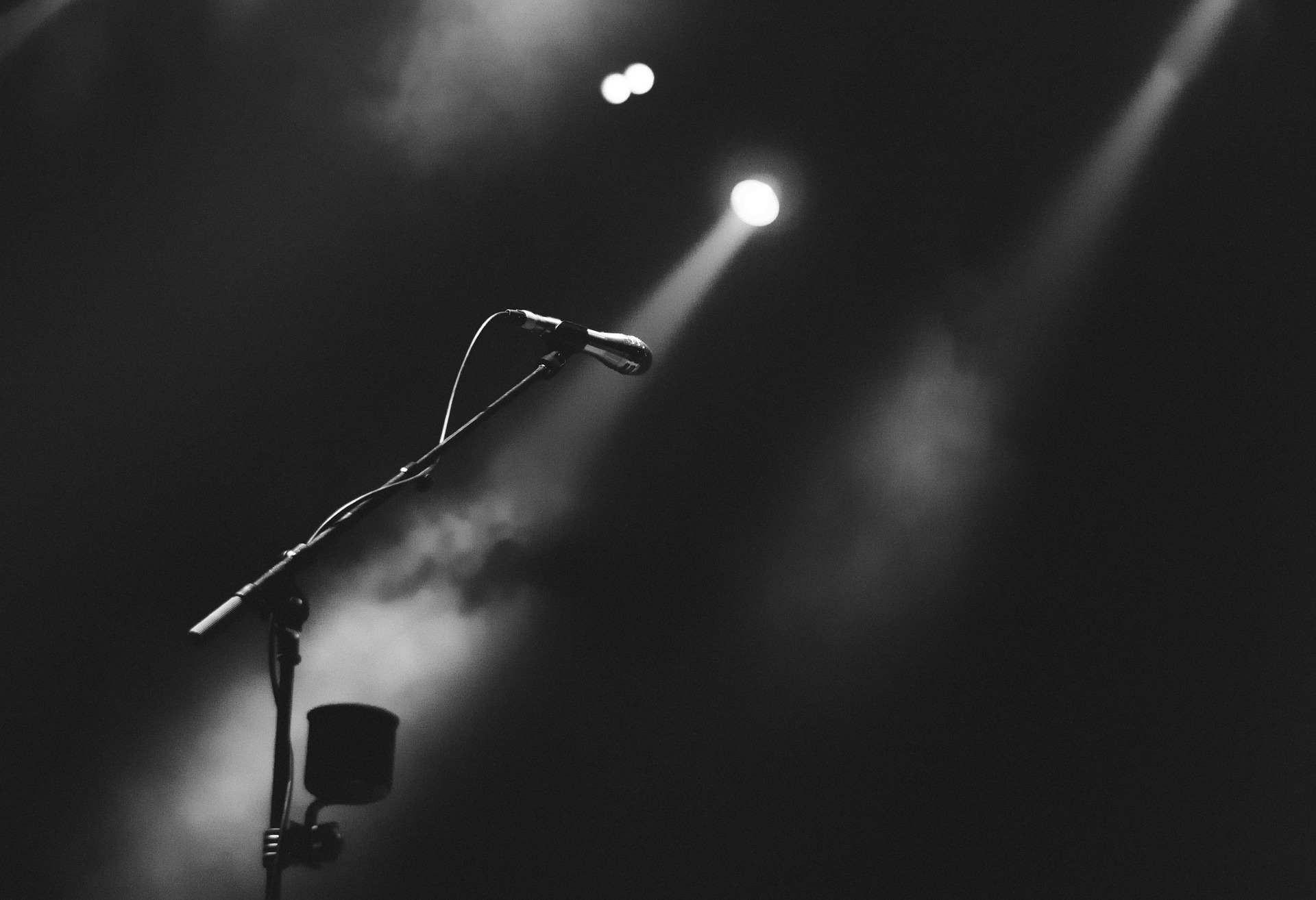 Microfoon - spreker - keynote - ideeen - podium - spotlight
