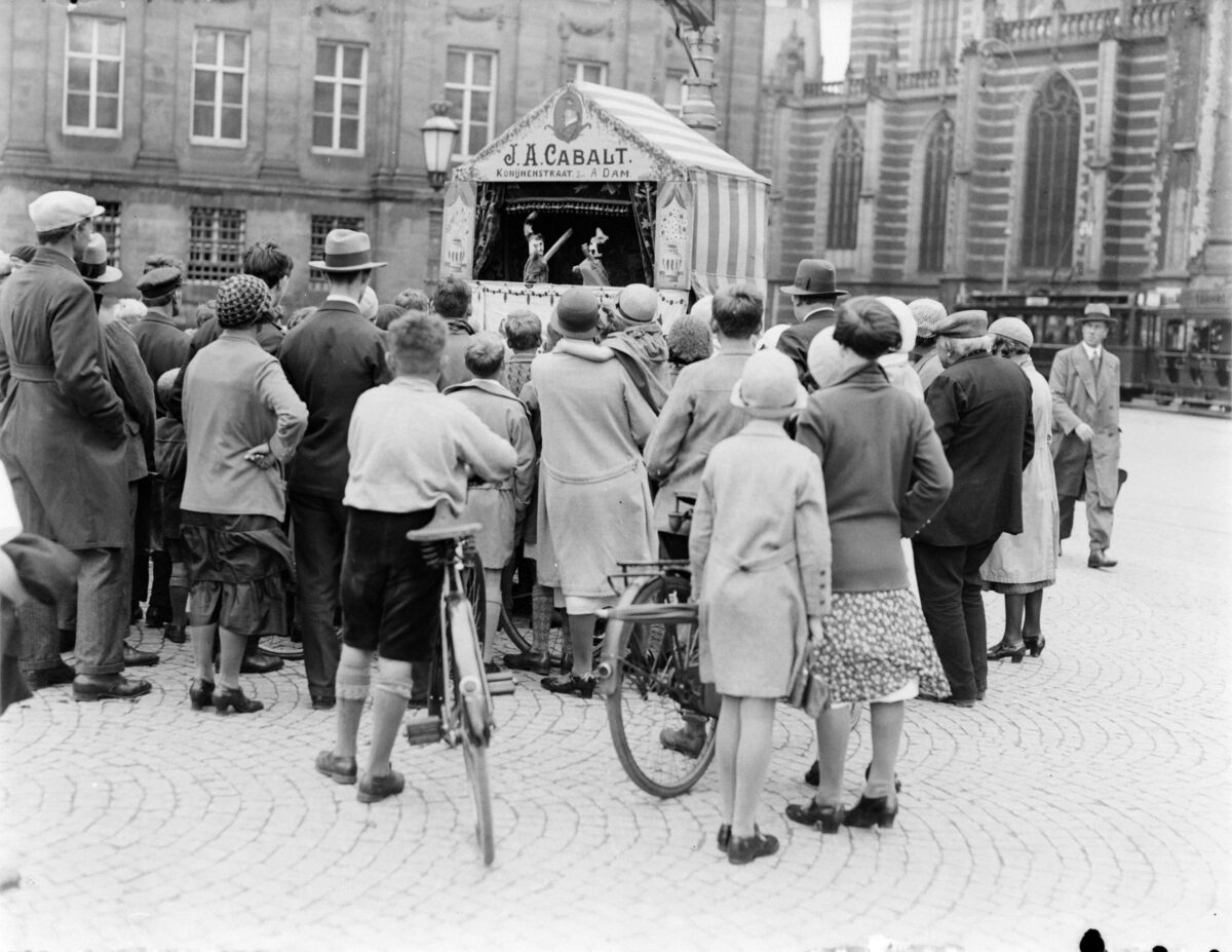 gespot | event inspiration | Publiek_kijkt_naar_de_poppenkast_van_JA_Cabalt_op_de_Dam_in_Amsterdam,_Bestanddeelnr_252-0660