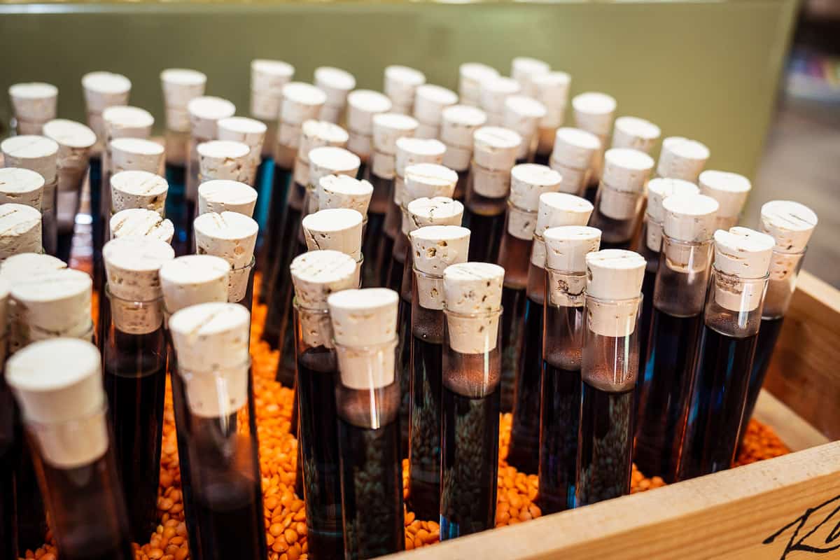 Reageerbuisjes met drank (foto: © Tycho Müller | Tycho