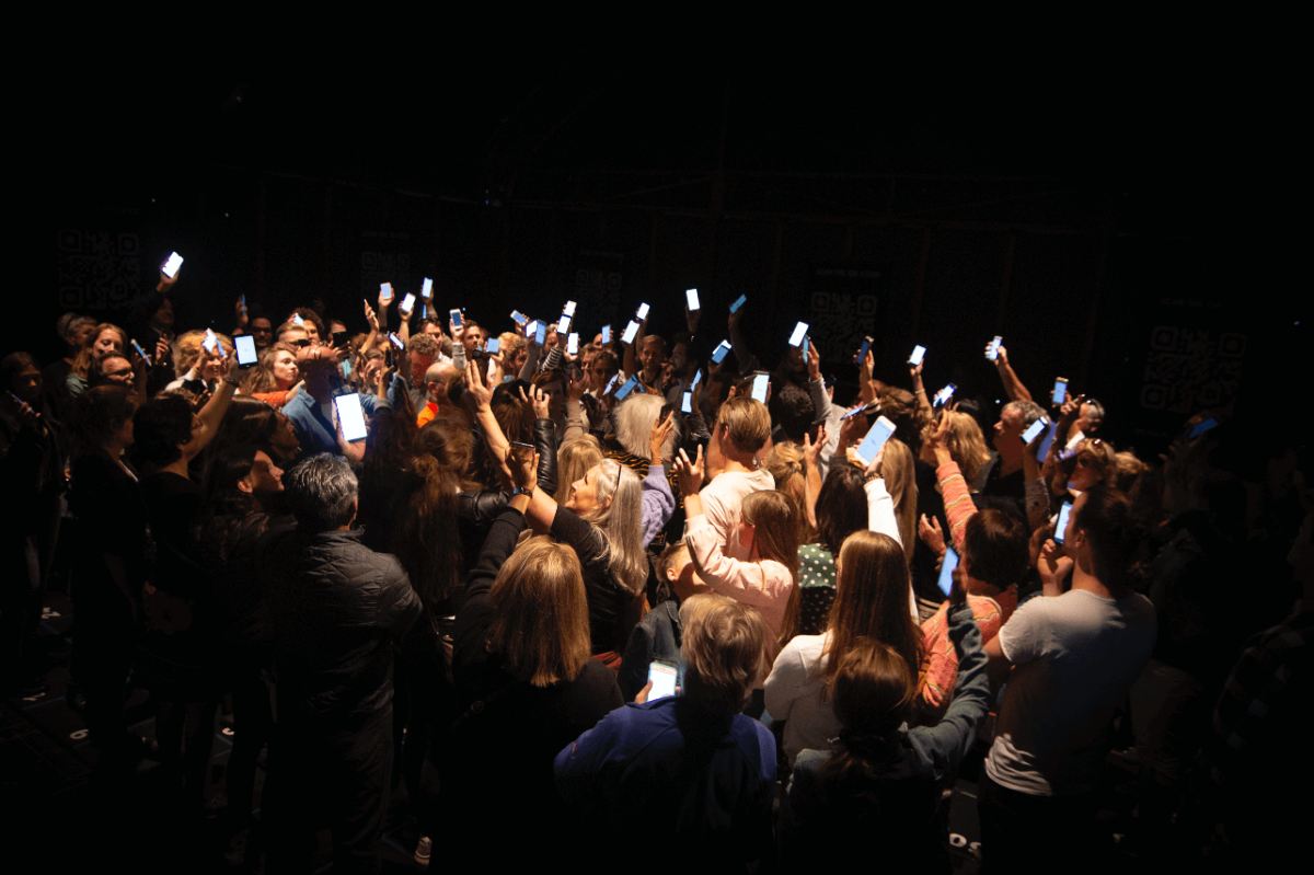 The Social Sorting Experiment is een nieuwe theatershow waarin de gasten elkaar beoordelen met hun smartphones.
