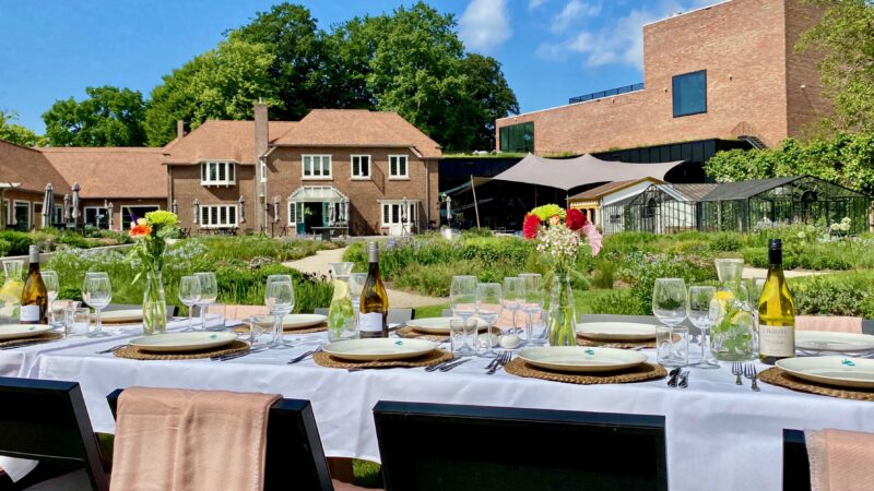 Gedekte tafel in tuin van Singer Laren