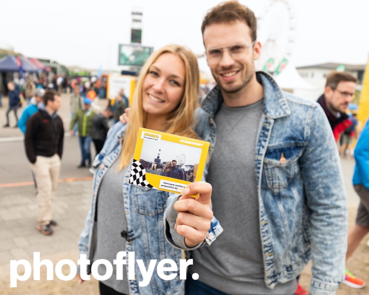 Photoflyer stelletje op een festival die een polaroid vasthouden