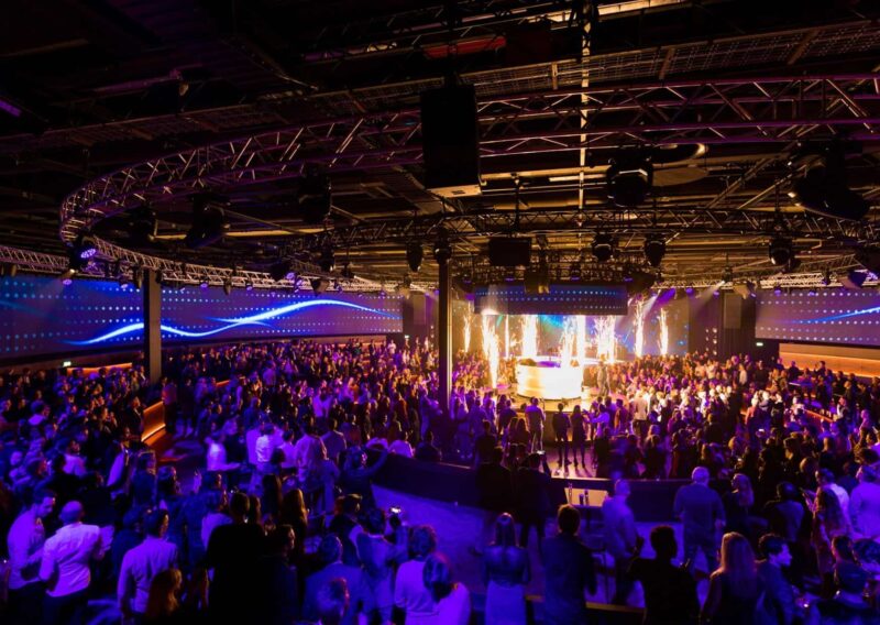 Studio 21 volle studio met vuurwerk in het midden