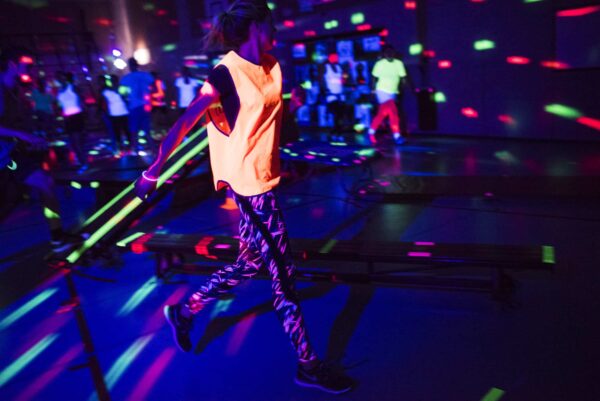 (Glow in the dark) ApenkooiGym voor volwassenen is ‘gaan met die banaan’