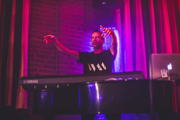 Medewerkers zijn bij Fellowmind onderdeel van het podiumprogramma bijvoorbeeld als band of DJ tijdens het feest.jpg