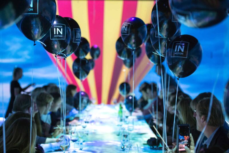 Dinner in motion - scherm - diner - ballonnen