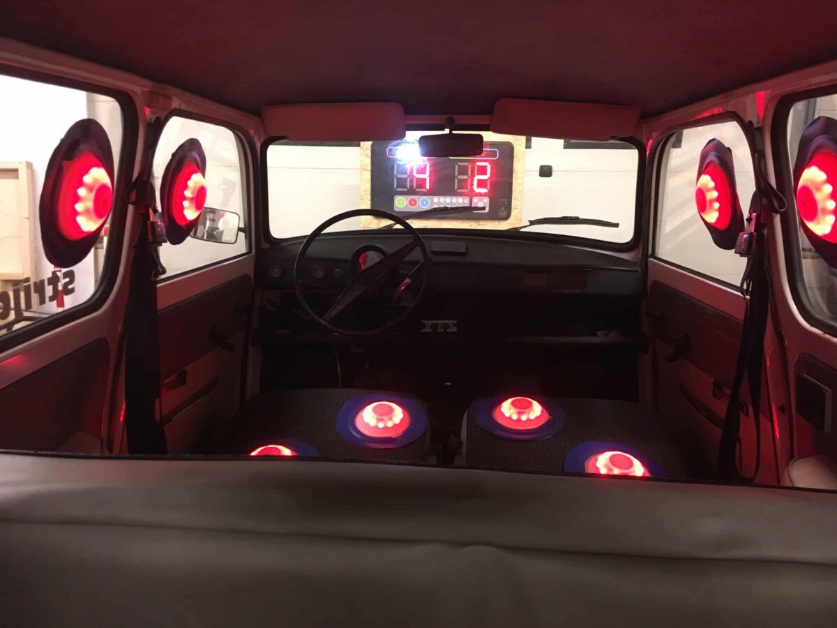 Hilarische actie-attractie met ‘Fast & Hilarious’ - showkees - trabant binnenkant
