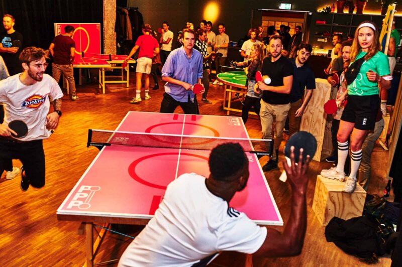 Een oldschool tafeltennis toernooi met collega_s en festivalbezoekers dankzij pop-up pingpong