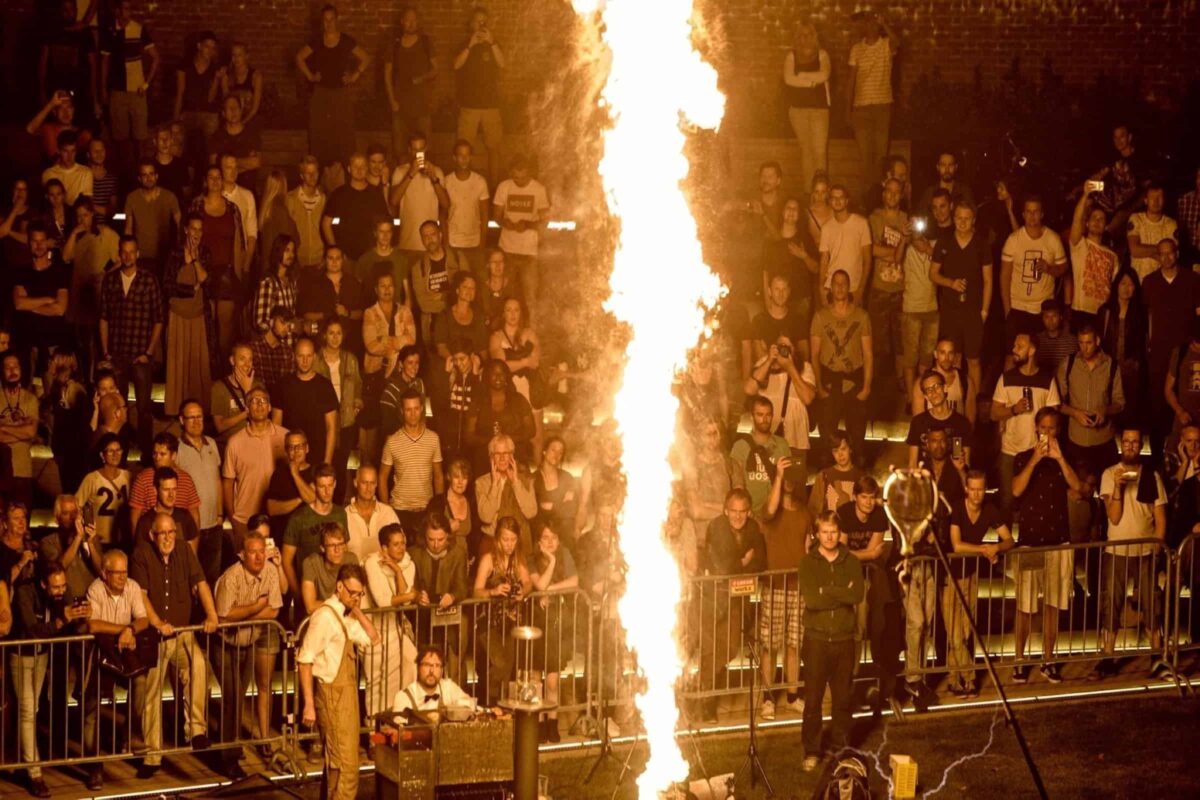 Gogbot_Vulcan - publiek - The Symphony of Fire - gespot - muziek - installatie - vuur - bliksem - melodie - kunst