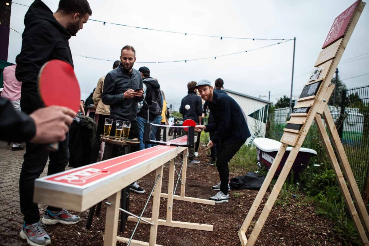 Speel een uitdagend potje tafeltennis met deze bijzonder smalle tafeltennistafel van pop-up pingpong