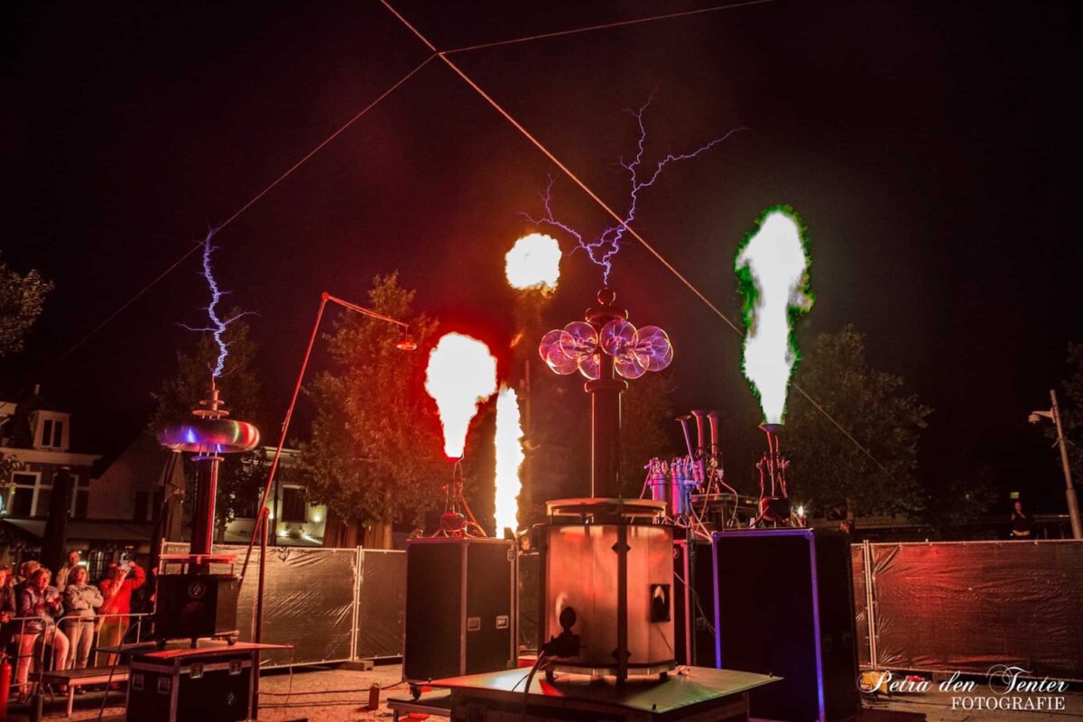 reuring foto The Symphony of Fire - gespot - muziek - installatie - vuur - bliksem - melodie - kunst kopie
