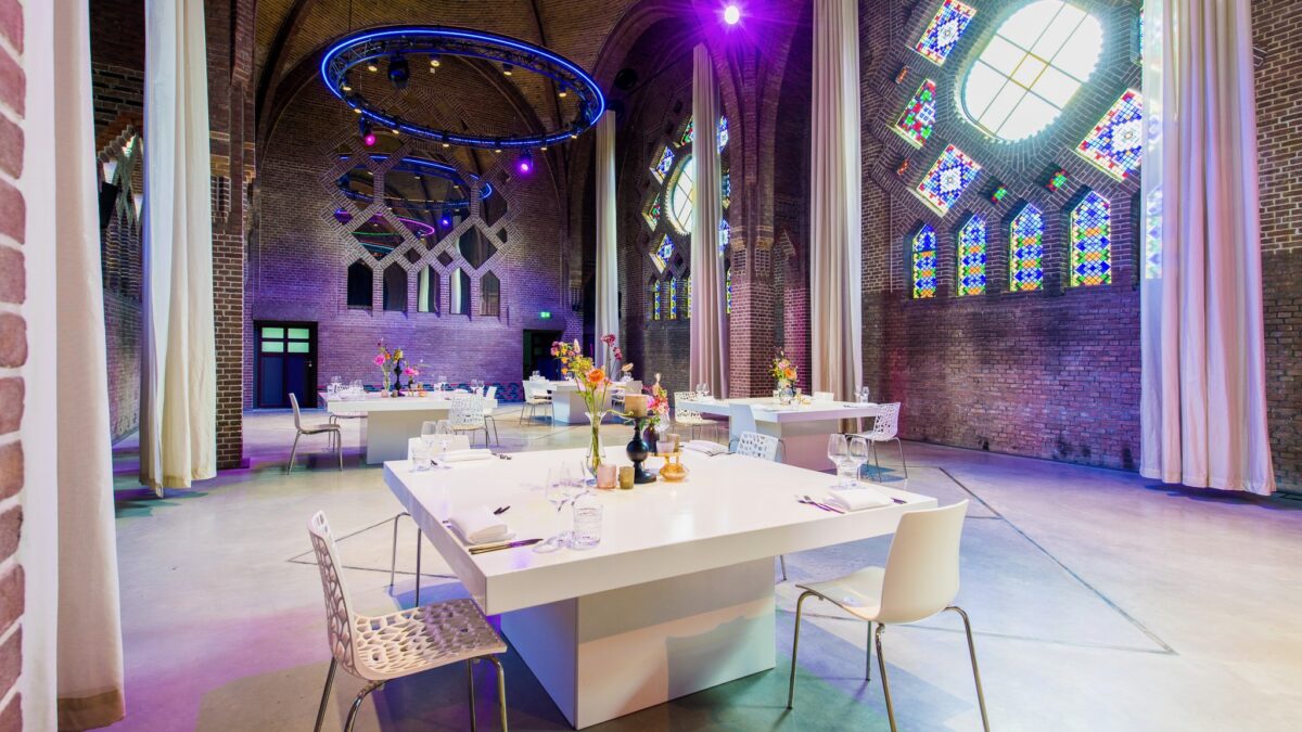 Zaal-met-dineropstelling-coronaproof-bij-DOMUSDELA (Beeld: Twycer)