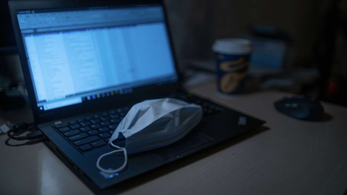Coronavirus - laptop - mondkapje - maatregelen - annulering - evenementenbranche