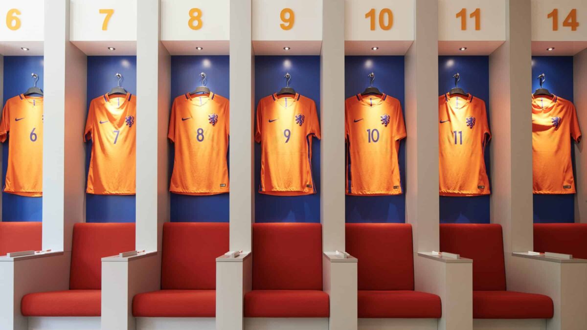 KNVB Campus - kleedkamer - oranje shirts