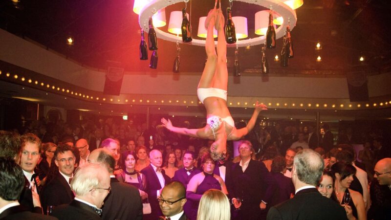 GAST. - Rochegala - acrobatiek - vrouw aan lamp