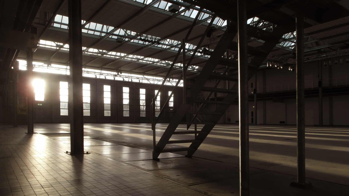 Fokker Terminal - leeg - zonnestraal