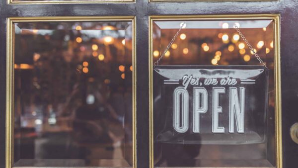 Yes we're open - deur - open