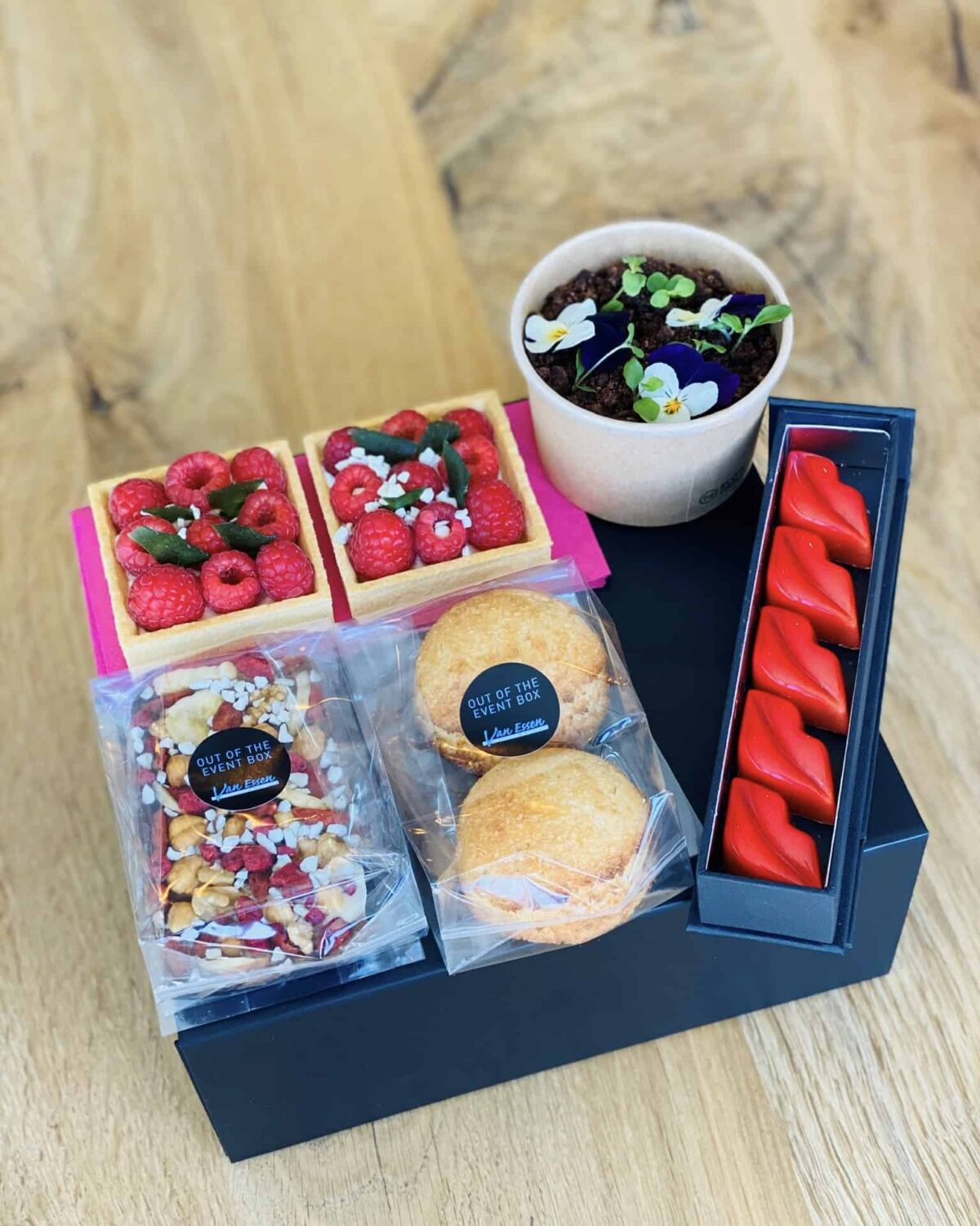Van Essen Catering - lunchbox - out of the event box - fruit - smoothies - virtual event