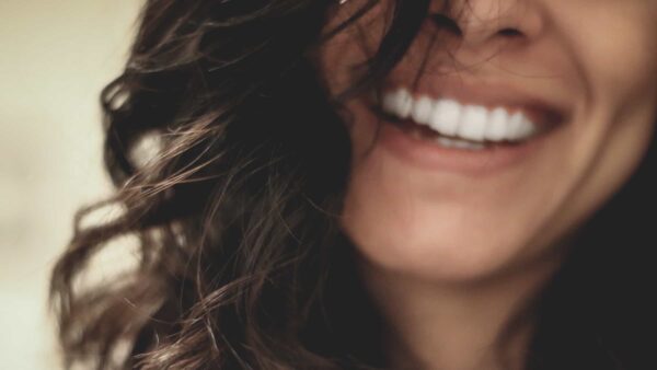 Lachen - mond - oogcontact - communicatie - online event