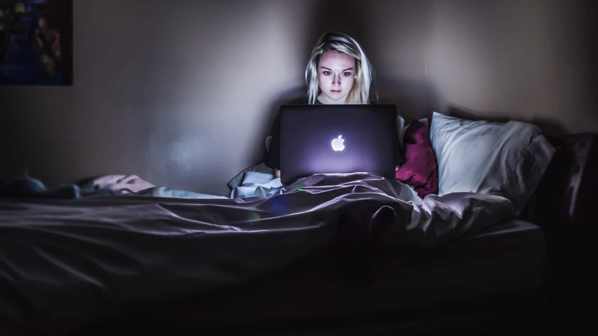 Vrouw achter laptop - cursus - online event
