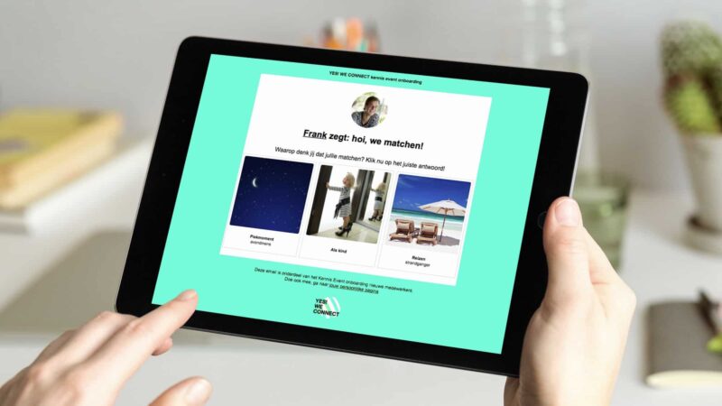 Beeldscherm met plaatjes en persoonlijke vragen om mensen beter te leren kennen tijdens online event
