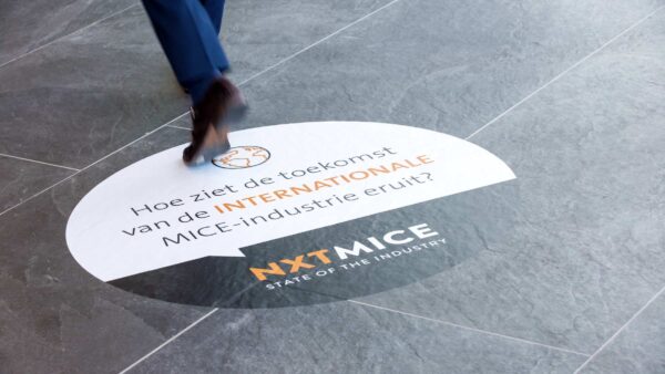 NXTMICE - event - hybride event - online event - MICE - coronaproof - Postillion Hotels - wayfinding - 1,5 meter - entree
