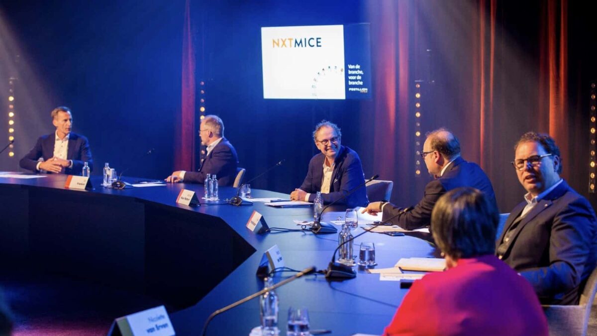 NXTMICE - event - hybride event - online event - MICE - coronaproof - Postillion Hotels - wayfinding - 1,5 meter - ronde tafel gesprek