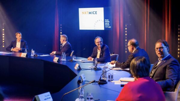 NXTMICE - event - hybride event - online event - MICE - coronaproof - Postillion Hotels - wayfinding - 1,5 meter - ronde tafel gesprek