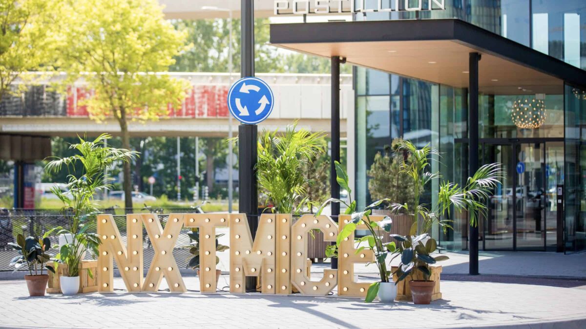 NXTMICE - event - hybride event - online event - MICE - coronaproof - Postillion Hotels - wayfinding - 1,5 meter - entree