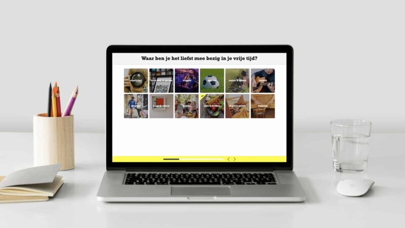 Beeldscherm met plaatjes en persoonlijke vragen om mensen beter te leren kennen tijdens online event