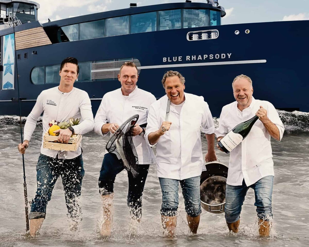 Event Inspiration - Chefs Table On Board crew chefkoks in het water voor het schip de Blue Raphsody