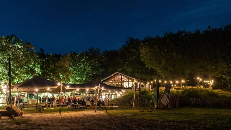 Event Inspiration - Buiten in de kuil in de avond met sfeerverlichting onder een stretchtent