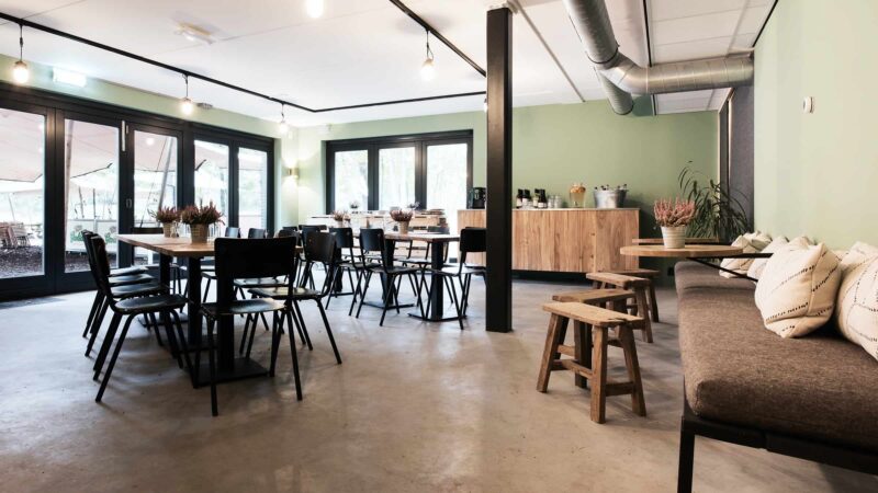Event Inspiration - Buiten in de kuil restaurant binnen met tafels voor 10 personen