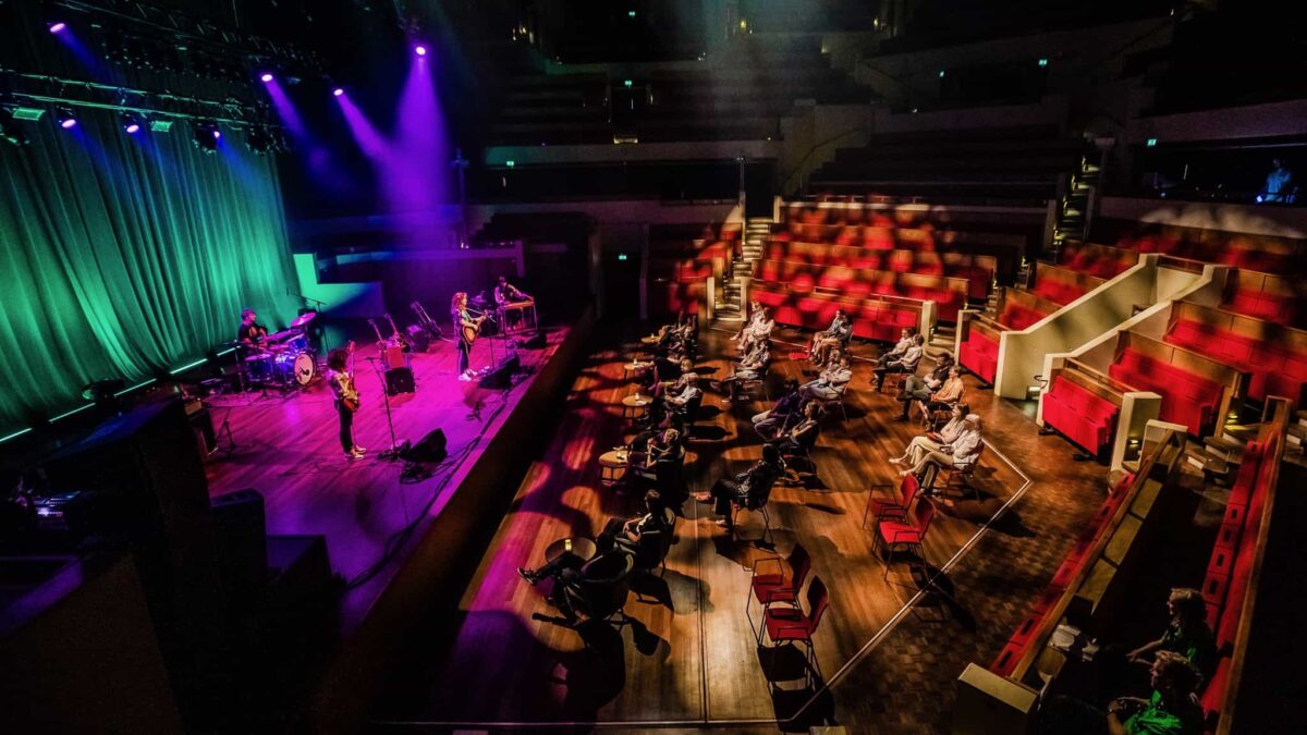Event Inspiration - Concert tijdens Walk the Line event bij TivoliVredenburg met podium en mensen in de zaal (Foto-Ben Houdijk)